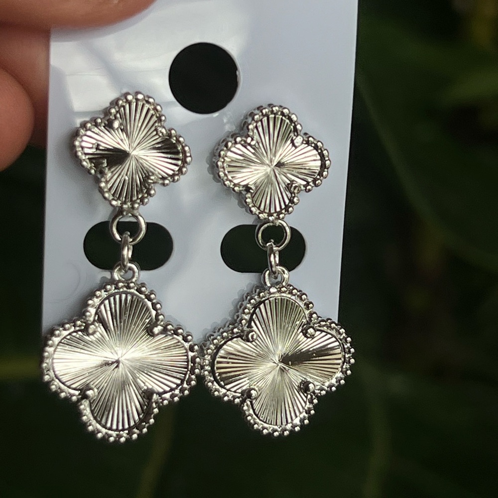 ⭐️-Silver  dangle Clover Earrings - Picture 1 of 2